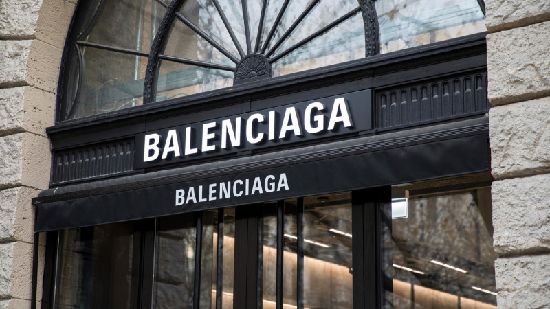 Скъсаха от подигравки Balenciaga за тази пола за близо $1000