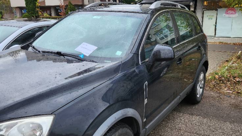 Шофьор паркира джипа си в столичен квартал и получи необичайно послание СНИМКИ