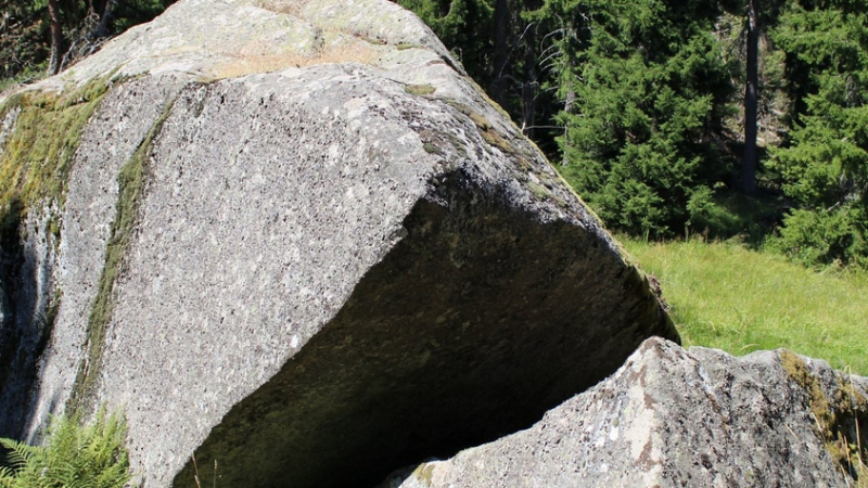 „Пукнат камък“  - една легенда от Родопите
