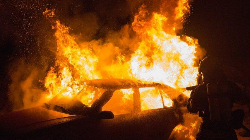 Огнен ад: Кола пламна като факла в София СНИМКИ
