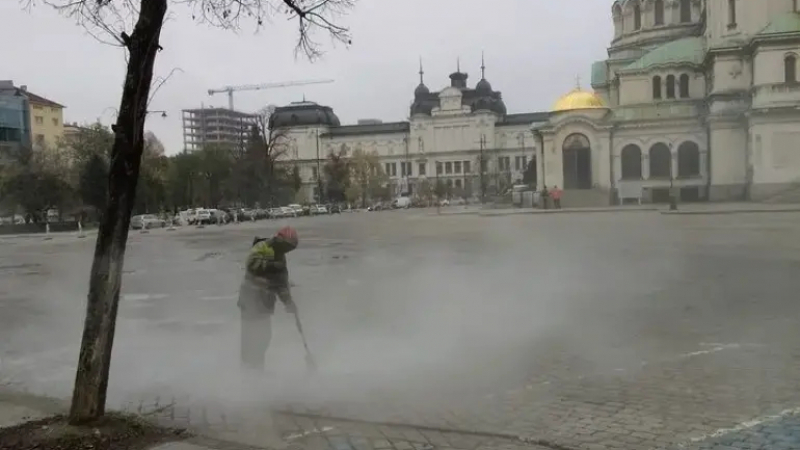 Безумие: Почистват паветата пред "Св. Ал. Невски" със... СНИМКИ