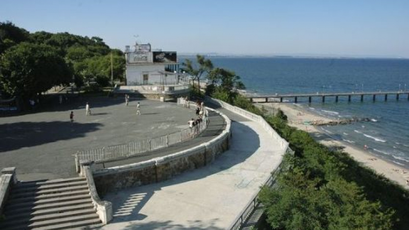 Бургаски писател гневно: Защо в морската градина има паметник на... СНИМКА