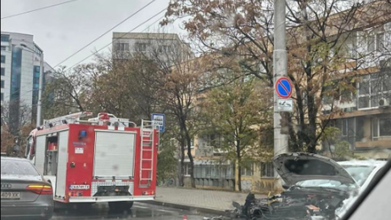 Извънредно в БЛИЦ! Тежка катастрофа в София, хвърчат линейка и пожарна СНИМКИ