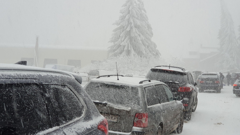 България в окото на снежната буря - стотици хиляди без ток, блокадите остават ОБЗОР