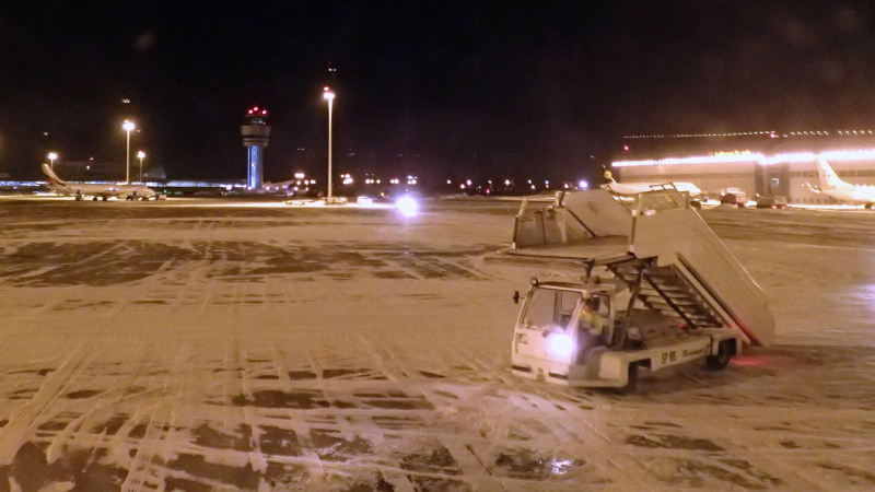 Снежна драма на летище "София", пътници са блокирани 