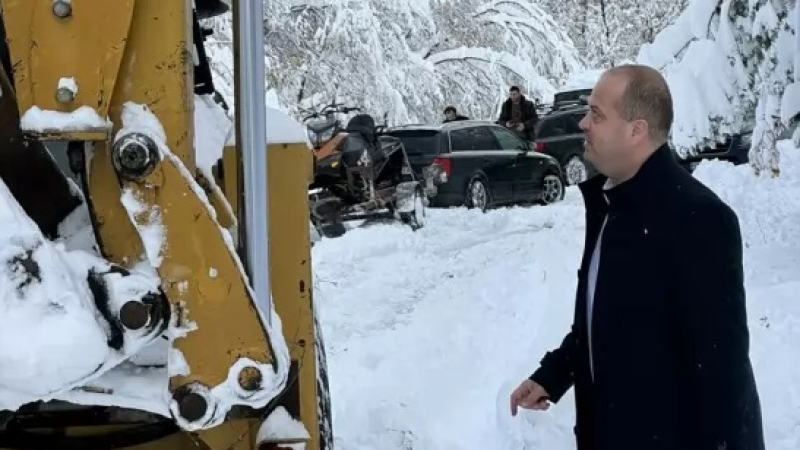 Гореща новина за бременната с децата, блокирани от снега в хижа "Върховръх"