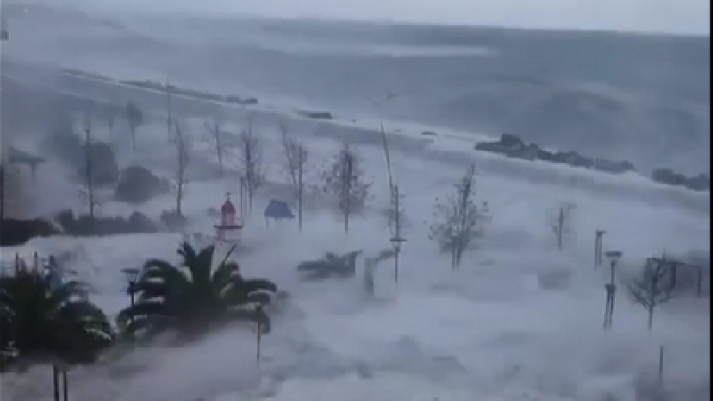 Бурята на века: Черно море вдигна 10-метрови вълни, стана страшно във... ВИДЕА