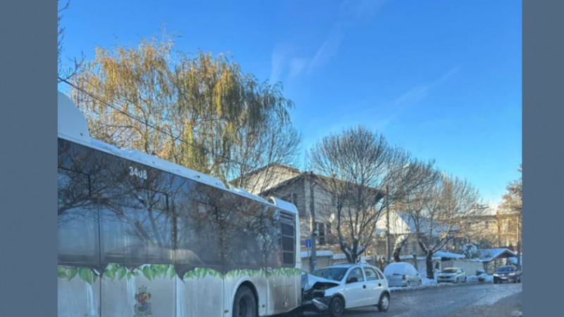 Шофьор с малка количка взе на таран автобус на градския транспорт в София СНИМКИ 