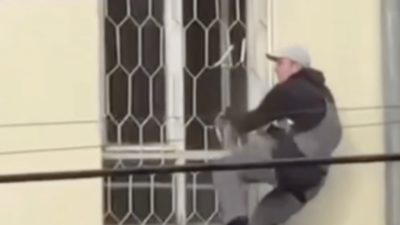 Мъж избяга по уникален начин от сграда на военната служба в Украйна ВИДЕО