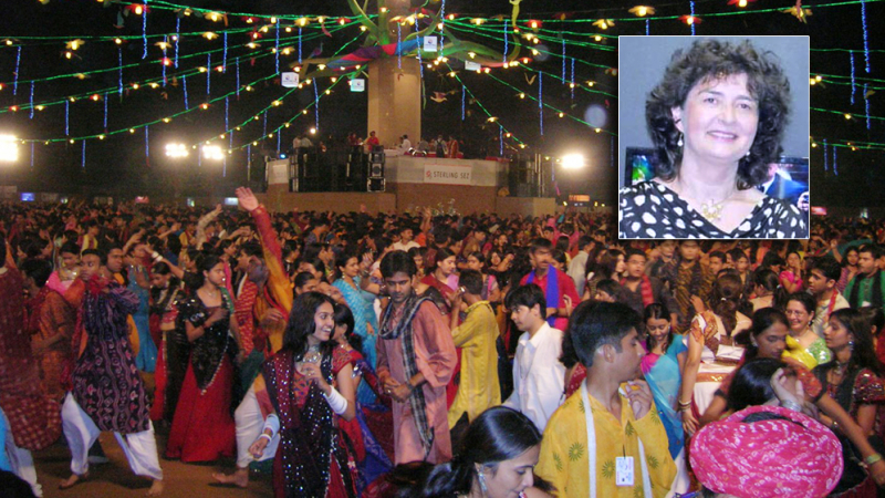 Транс от танци в индийския щат Гуджарат на Навратри, най-дългия танцов карнавал в света