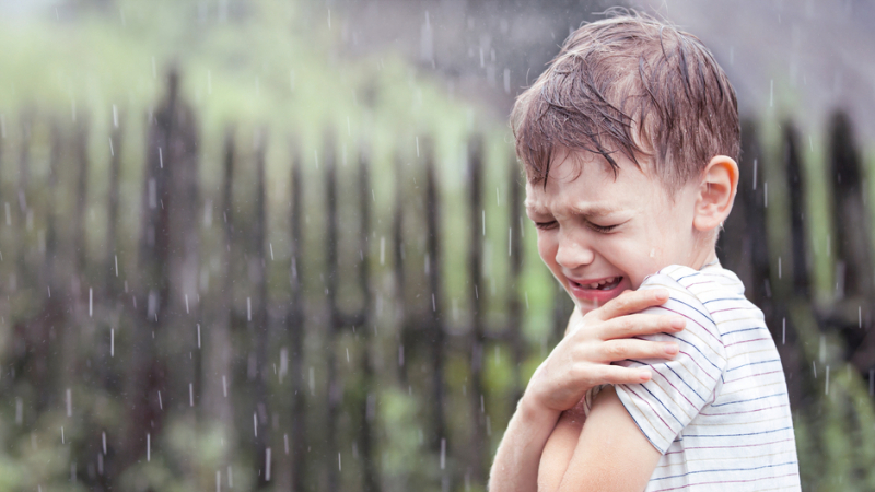 Майки подминаха плачещо дете в дъжда, а ето какво направи тази софиянка