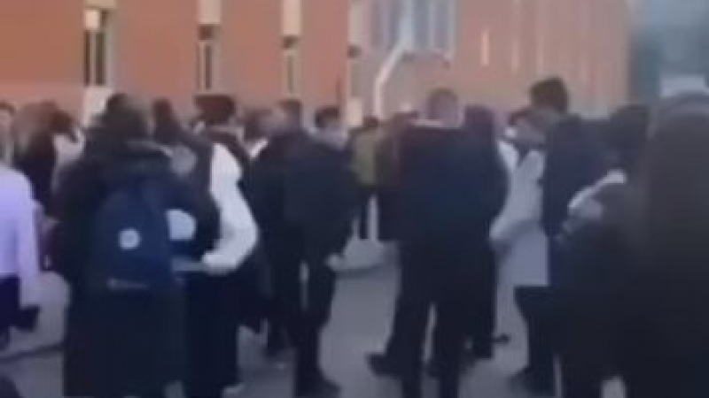 Извънредно: Евакуираха елитна гимназия в Благоевград, причината е тревожна ВИДЕО