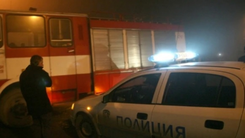 Мигранти спретнаха страшен екшън в София, полицаи изкарват панически хора от блок