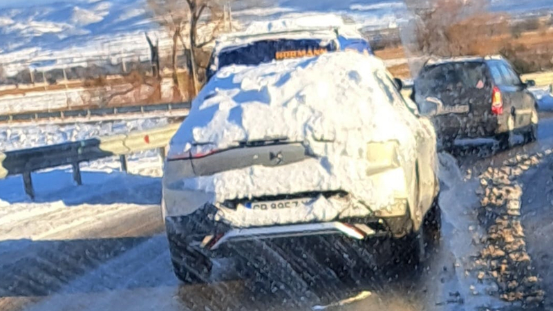 Кола със "снежна шапка" втрещи мрежата СНИМКИ