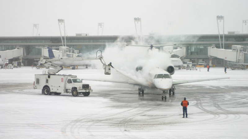 Отменят стотици полети заради снежна буря в Мюнхен