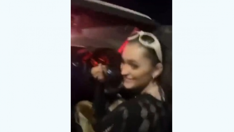 Зрелищни ВИДЕА: Девойка се снима, докато кара кабриолет, но съжали горчиво