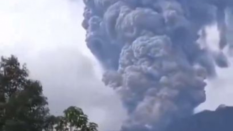 Вулканът Мерапи изригна: Коли и пътища са покрити с пепел, хората са блокира! Зрелищно ВИДЕО