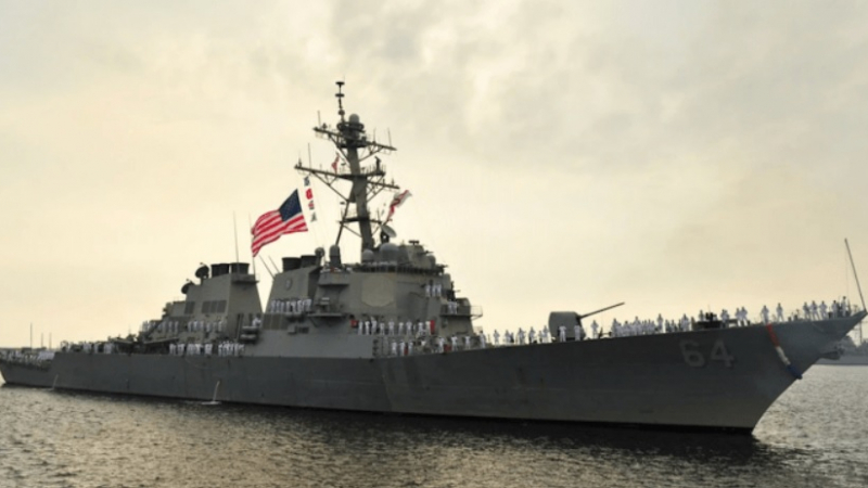 Напрежение в Червено море: Ракети и дронове полетяха срещу US есминеца "Карни" и търговски кораби