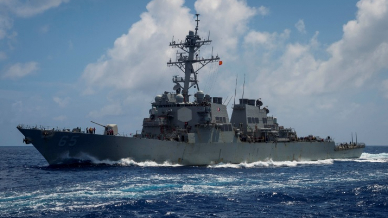 Американски боен кораб предизвика реакцията на Пекин