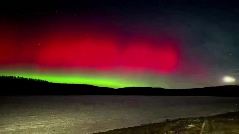 Небесно шоу: Северно сияние озари небето на най-неочакваното място ВИДЕО