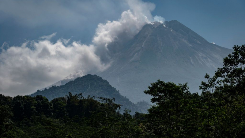 Мощно изригване на вулкан уби 11 алпинисти ВИДЕО