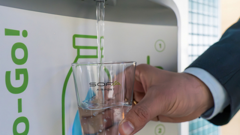 Пътниците на летище “София” вече пълнят бутилки с вода от “умни” чешмички 