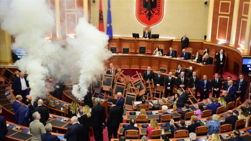 Депутати се сбиха яко, за малко да опожарят парламента ВИДЕО 