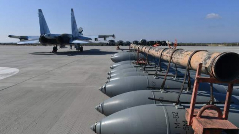 Показаха на ВИДЕО едновременен удар на 4 планиращи бомби на фронта в Украйна