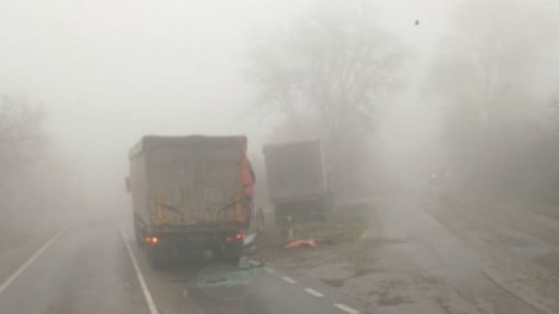 Зверско меле между два камиона на пътя Попово-Бяла: Шофьор е с опасност за живота СНИМКИ