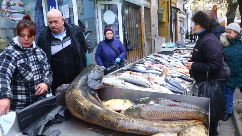 Фоторепортаж в БЛИЦ: Оживление на пазара, ето колко ни струва рибата за Никулден