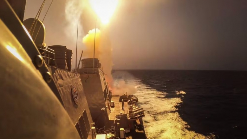 Хусите пак атакуваха US военни кораби, израелски командоси щурмуват дома на "Касапина на Хан Юнис"