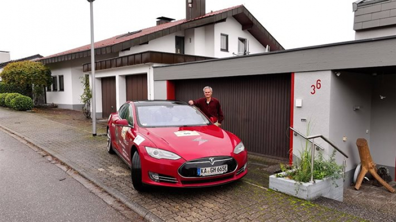 Германец измина почти 2 милиона километра с Tesla, какво се счупи по колата 