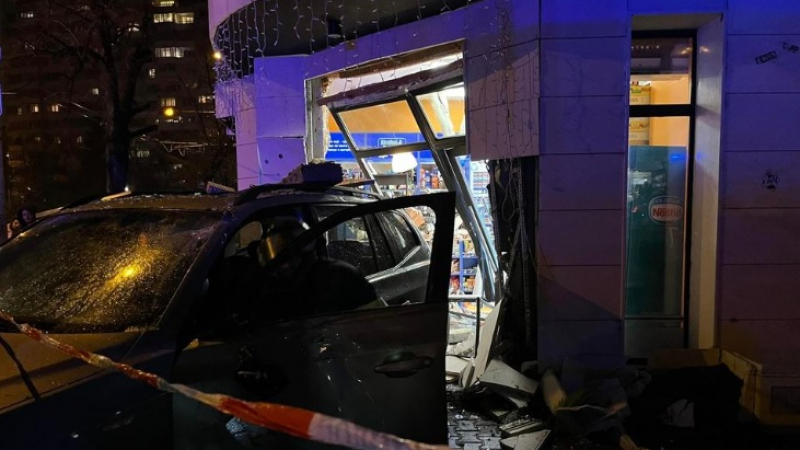 Извънредно: Тежък инцидент по тъмно в столицата, кола се заби в магазин с хора ВИДЕО