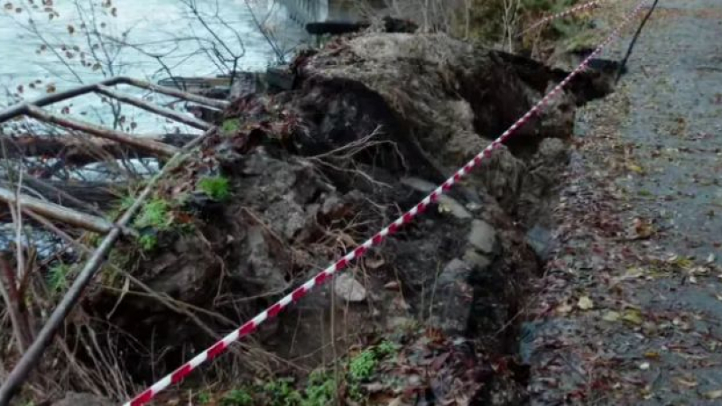 Нещо страшно се случи във Варна, морето "изяжда"... ВИДЕО