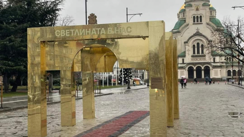 Столичани в шок от тези златни арки на пъпа на София, беляза ги и неочаквана кражба СНИМКИ