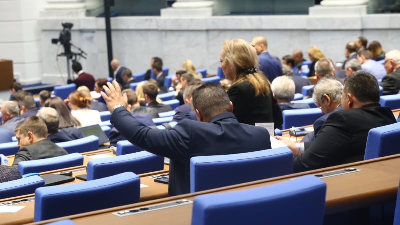 Горещо от парламента: Какво решиха депутатите за парите на българите