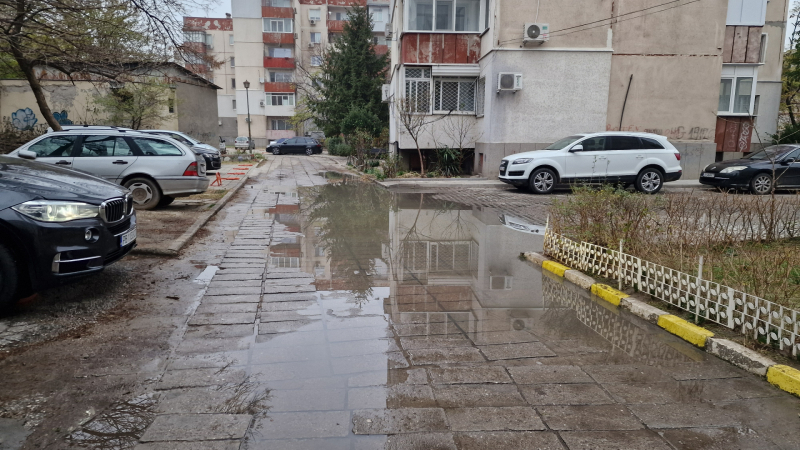 Кафяво езеро погълна улица в Пловдив, тези СНИМКИ ще ви смаят