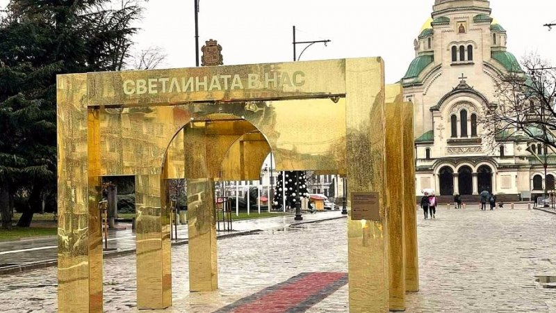 Далавера: Олтарът за жертвоприношения до "Невски" от "АлиЕкспрес", но пъти по-скъп СНИМКИ
