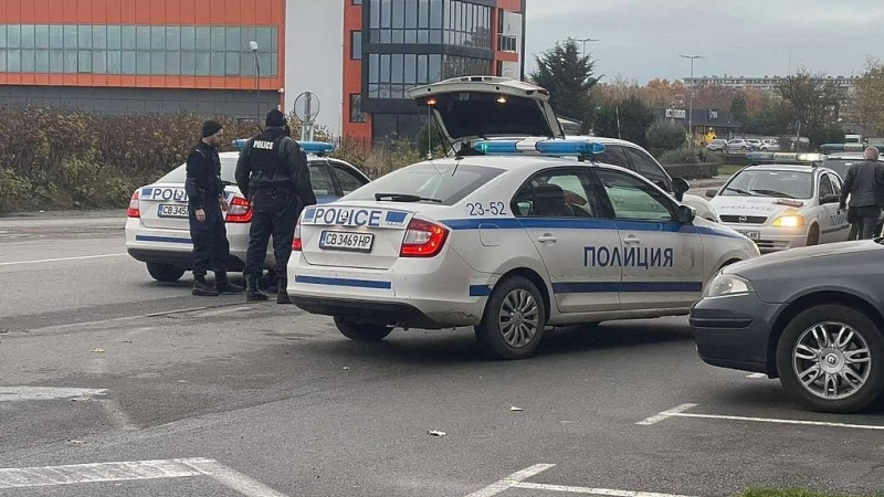 Бесен екшън във Враца! 4 патрулки подгониха "Ауди", вдигнаха барикада, а шофьорът...