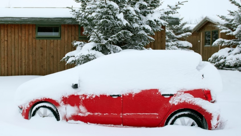 5 неща, които не бива да оставяте в колата в студено време