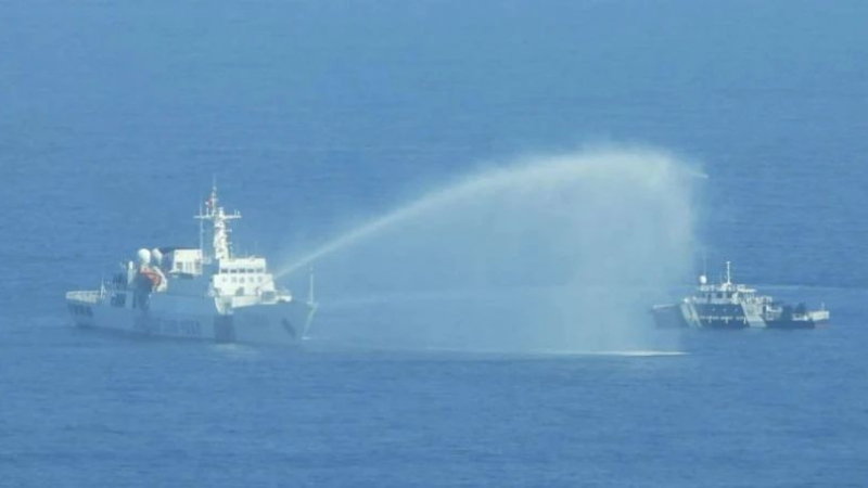 Напрежението расте! Китай удари по филипински кораби, отговорът на САЩ не закъсня 