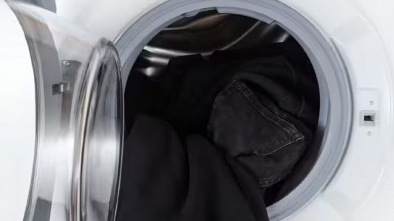 Ето как да перете тъмните си дрехи, за да не ги прецакате 