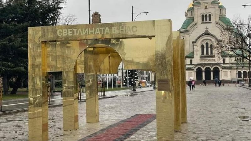 Нова безумна коледна украса цъфна на емблематично място в София СНИМКА 