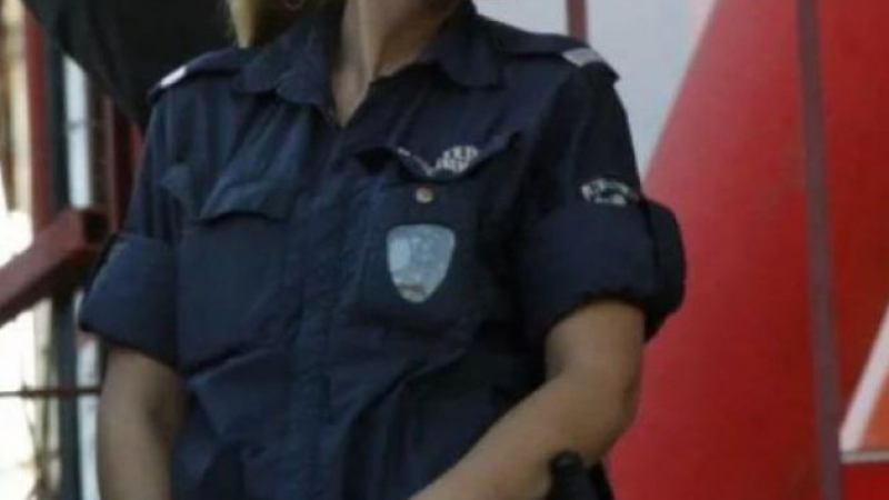 Скандално безобразие с полицайка в баровски квартал в София, колегите й закопчаха... 