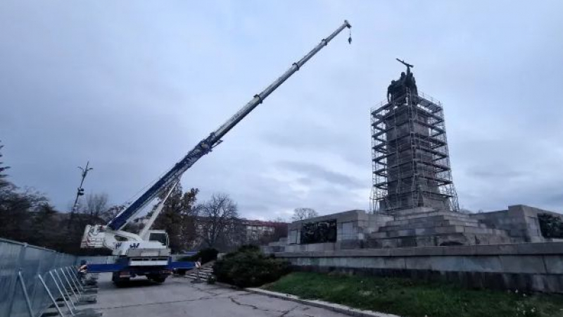 Почна се: Ето какво се случва с паметника на Съветската армия в София СНИМКИ