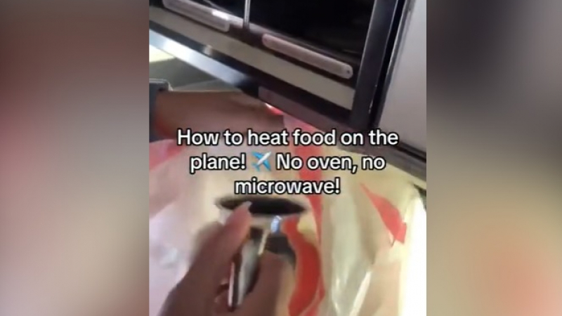 Хитър трик: Как да стоплим храната си в самолет без електроуред ВИДЕО