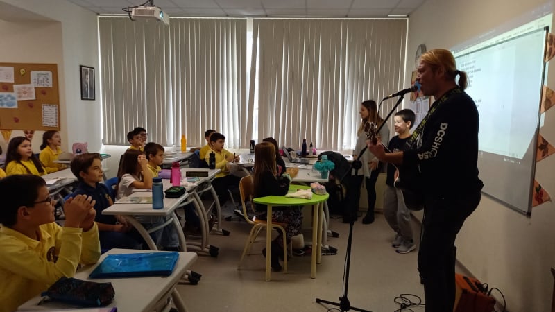 Боби Косатката изнесе концерт в класна стая