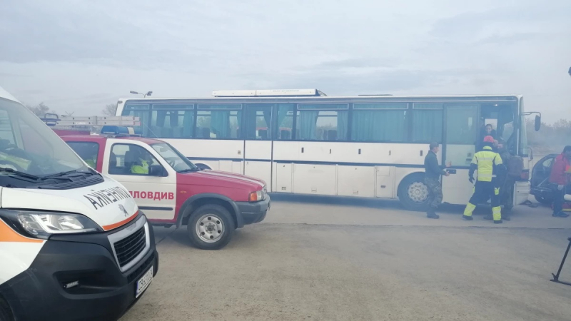 Страшен екшън, вият сирени: Камион с бежанци се заби в автобус с ученици, има жертви 