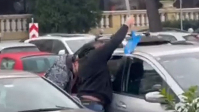 Шаш в Пловдив: Мъж и жена отварят с лопата предната врата на автомобил ВИДЕО