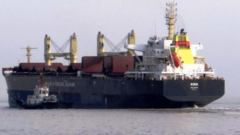 Испански военен кораб препуска към отвлечения "Руен"